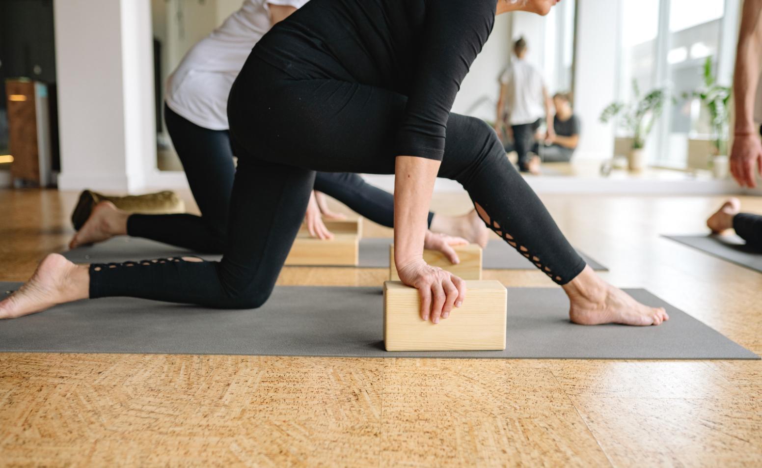 Grupo practicando posturas básicas de yoga